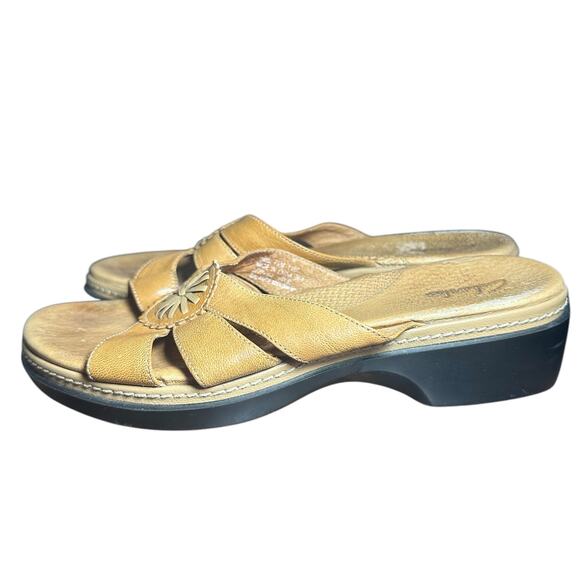 Clarks Women's Leather Sandals 7.5 Comfortable Cross-Strap Sandals with Flower - Picture 6 of 14
